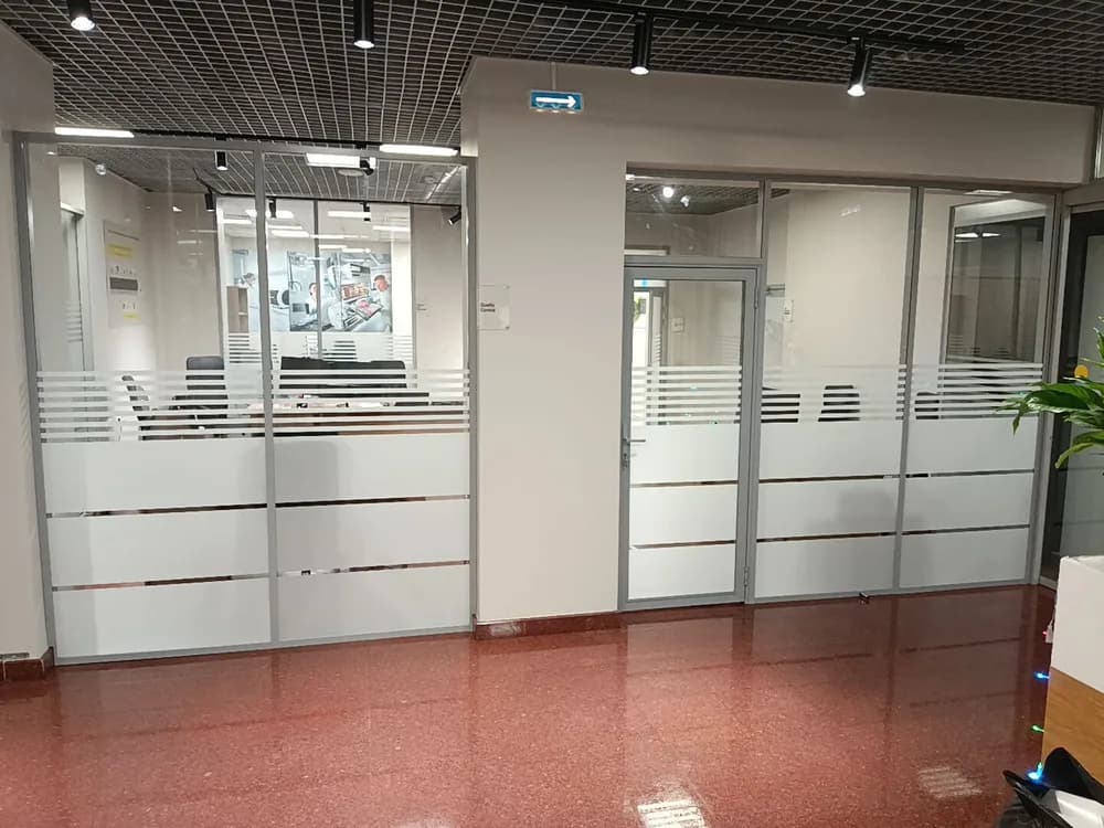 Установка декоративной пленки White Matt с плоттерной резкой — тонировка окон плёнкой White Matt (Белый матовый) с плоттерной резкой в Рязани