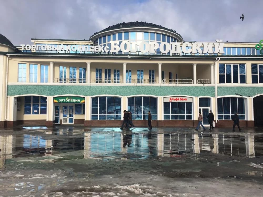 Здания — Установка солнцезащитной-зеркальной пленки — тонировка окон плёнкой R-Grey 10 серебро/серая солнцезащитная зеркальная пленка в Рязани