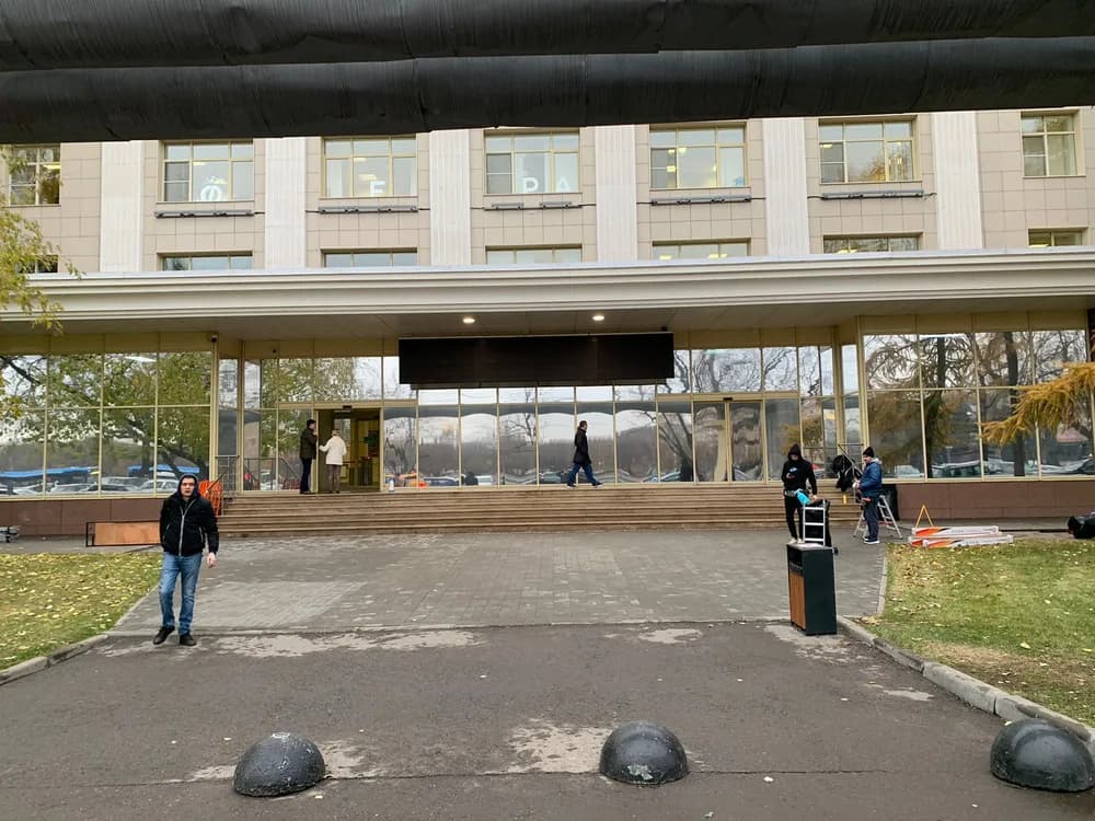 Здания — Установка солнцезащитной-зеркальной пленки — тонировка окон плёнкой Silver 05 солнцезащитная зеркальная пленка в Рязани