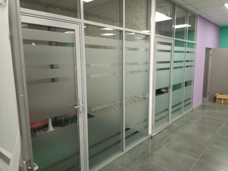 Установка декоративной пленки с плоттерной резкой по макету Заказчика.