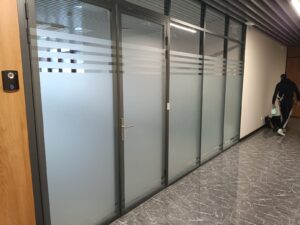 Установка декоративной пленки с резкой полос по макету Заказчика.