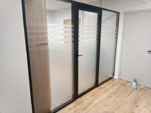 Установка декоративной пленки с резкой полос по макету Заказчика.