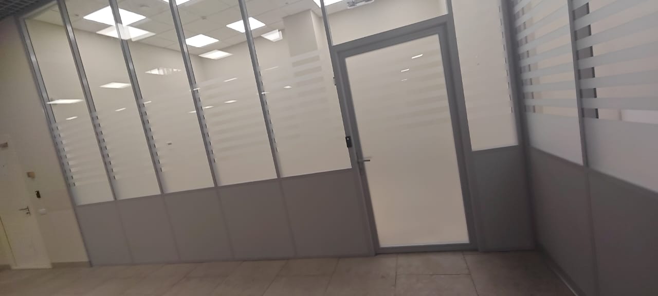Установка декоративной пленки с резкой полос по макету Заказчика.