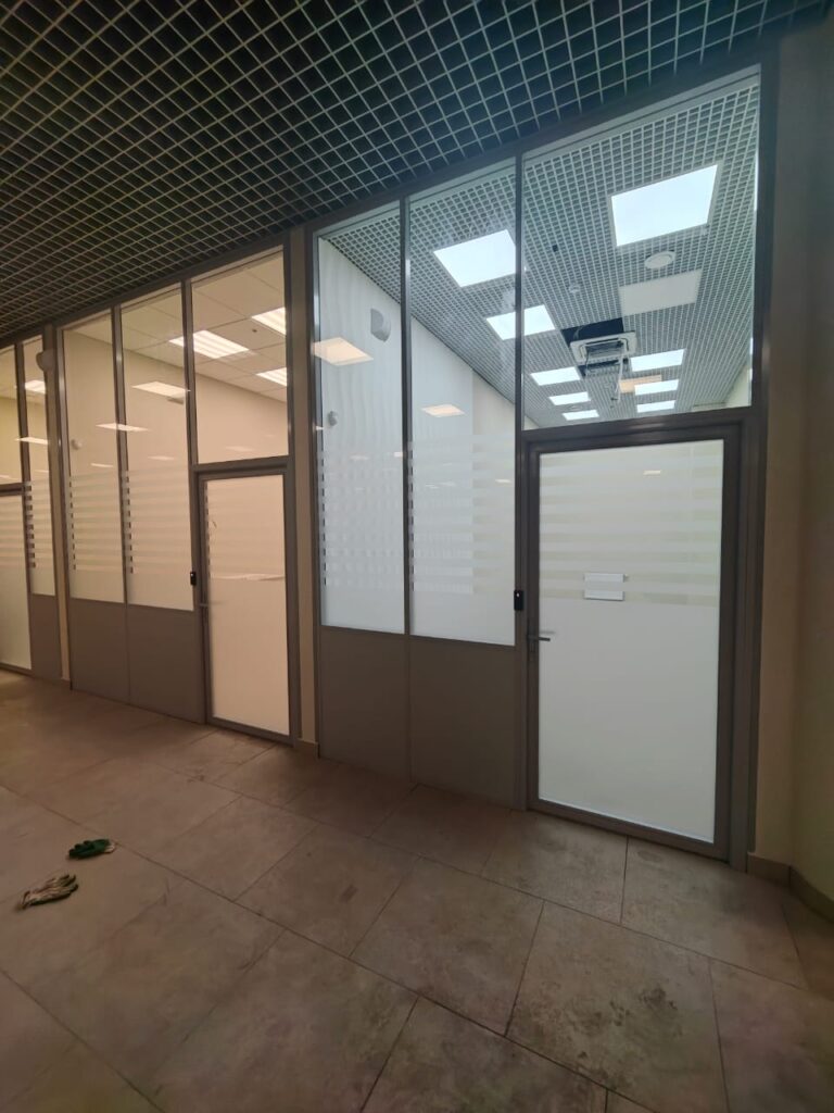 Установка декоративной пленки с резкой полос по макету Заказчика.