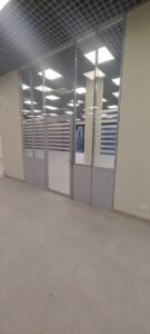 Установка декоративной пленки с резкой полос по макету Заказчика.