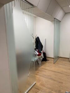Установка декоративной пленки Matt Frost с плоттерной резкой